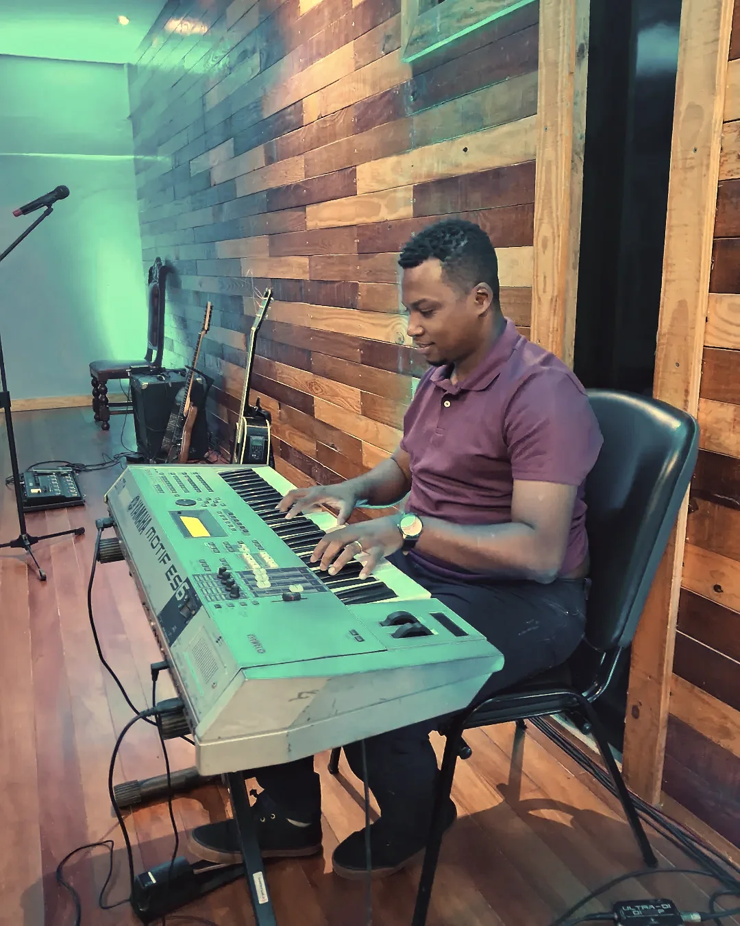 André Silva Teclas tocando teclado em estúdio